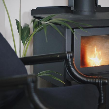 Hugo & Carters Backpackers & Motel Tauranga Extérieur photo A wood stove