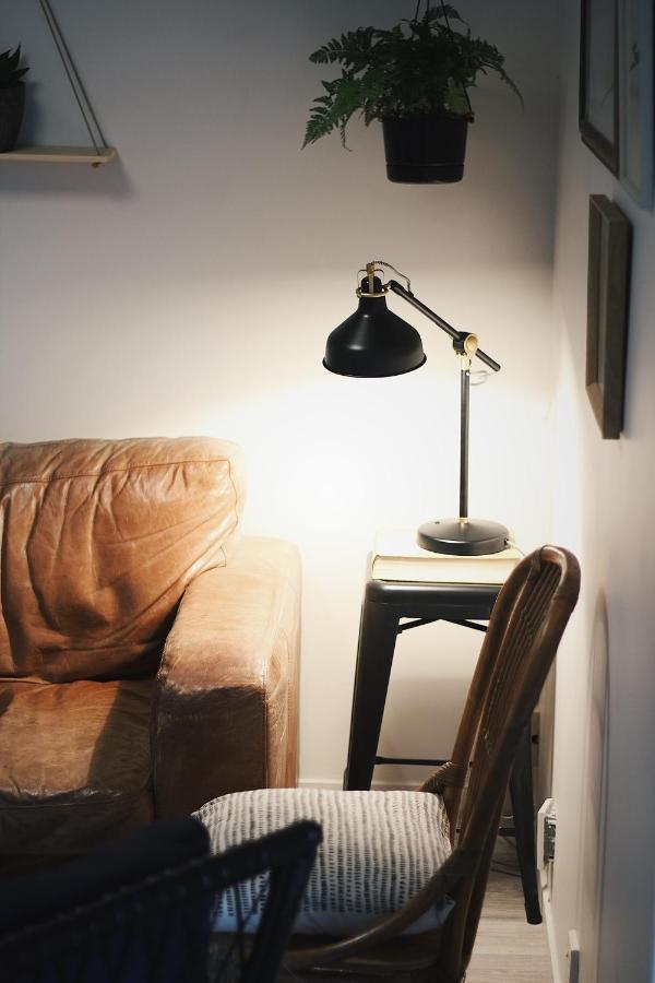 Hugo & Carters Backpackers & Motel Tauranga Extérieur photo A table lamp