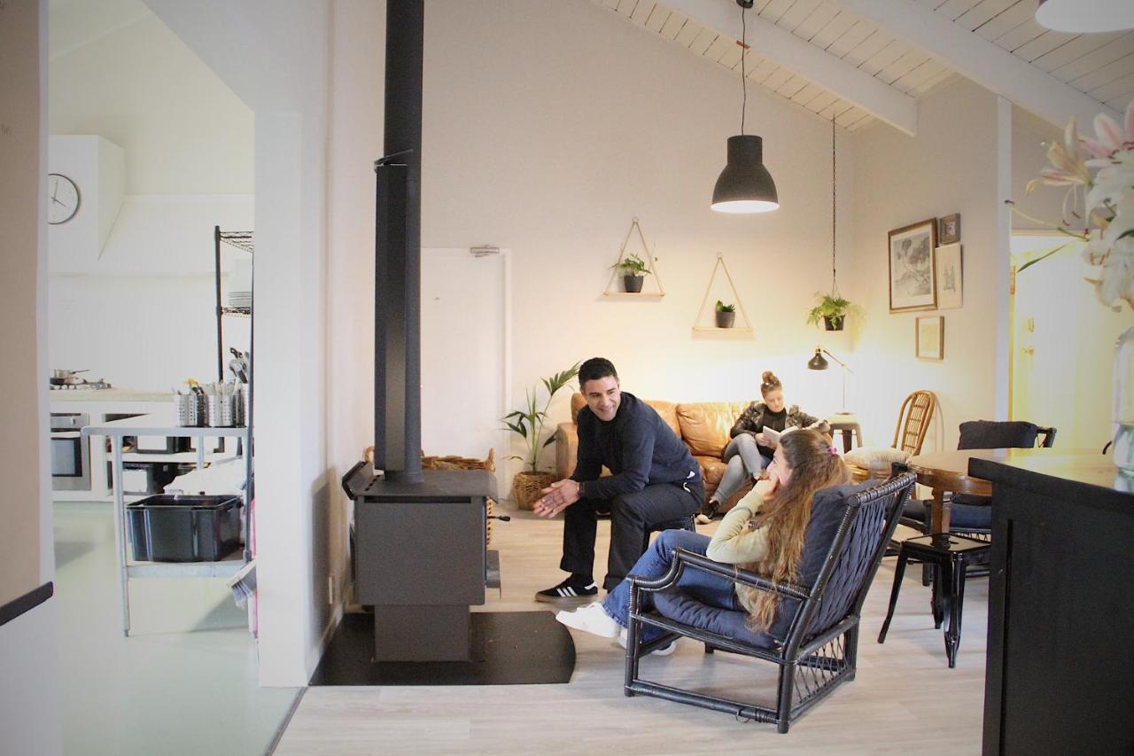 Hugo & Carters Backpackers & Motel Tauranga Extérieur photo A wood burning stove in a home