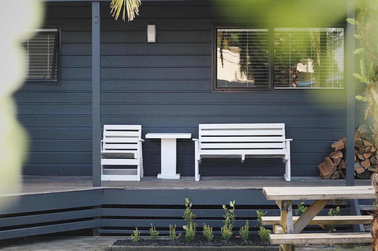 Hugo & Carters Backpackers & Motel Tauranga Extérieur photo A modern bench