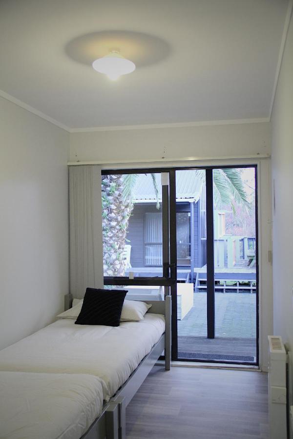 Hugo & Carters Backpackers & Motel Tauranga Extérieur photo A sliding door