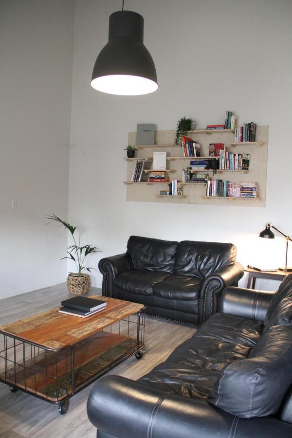 Hugo & Carters Backpackers & Motel Tauranga Extérieur photo A living room with a leather sofa