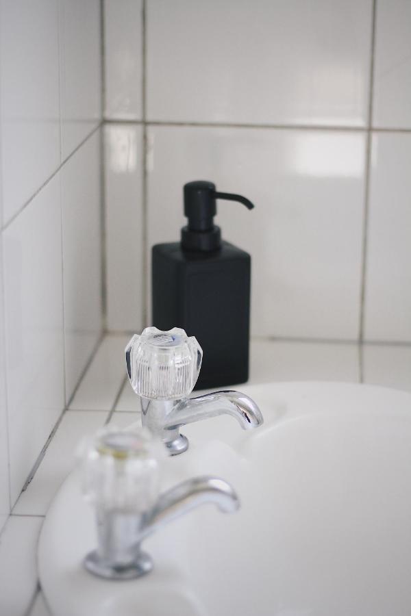 Hugo & Carters Backpackers & Motel Tauranga Extérieur photo A soap dispenser
