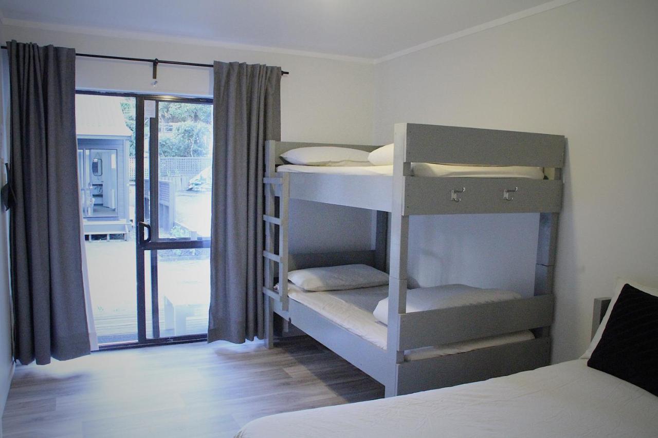 Hugo & Carters Backpackers & Motel Tauranga Extérieur photo A bunk bed in a hotel room