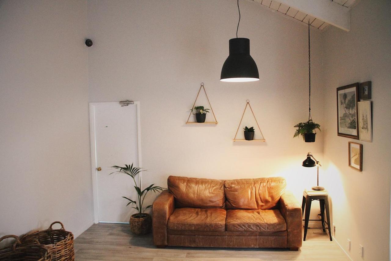 Hugo & Carters Backpackers & Motel Tauranga Extérieur photo A living room with a leather sofa