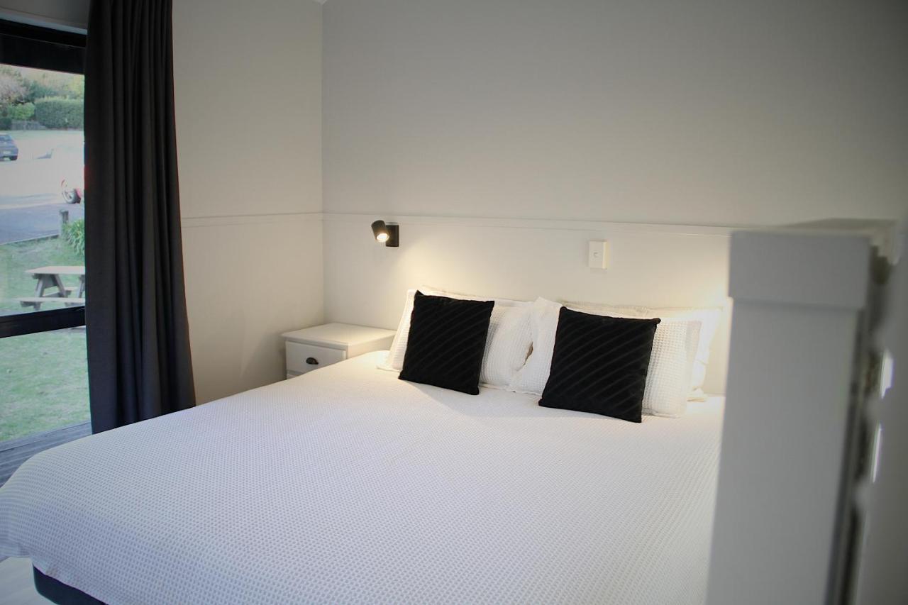 Hugo & Carters Backpackers & Motel Tauranga Extérieur photo A bedroom at the hotel