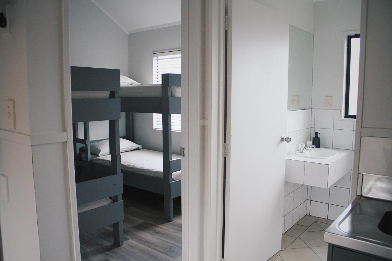 Hugo & Carters Backpackers & Motel Tauranga Extérieur photo A bunk room at a hostel
