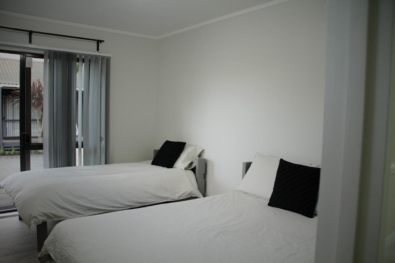 Hugo & Carters Backpackers & Motel Tauranga Extérieur photo A bedroom at the hotel